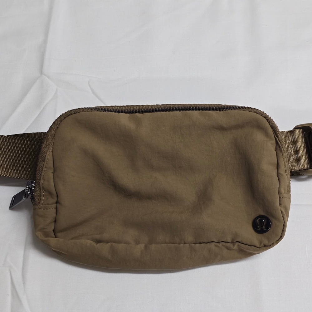 Lululemon Everywhere Belt Bag‎ Unisex Olive Green Nylon Fanny Pack Crossbody 1L